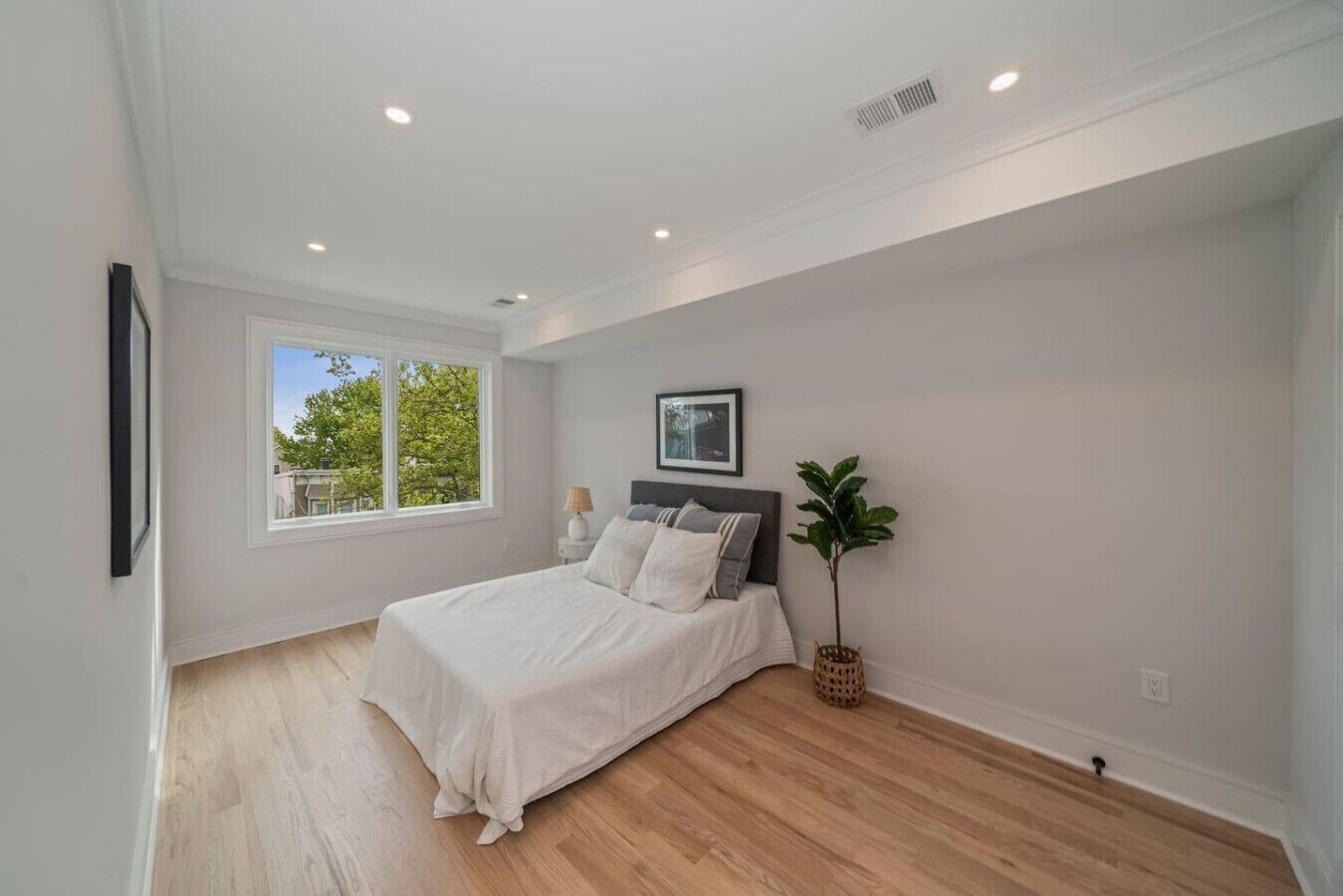 4 bedrooms, desk, iron/ironing board, WiFi