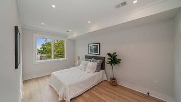 4 bedrooms, desk, iron/ironing board, WiFi