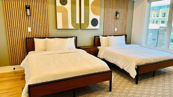 4 slaapkamers, een bureau, een strijkplank/strijkijzer, wifi