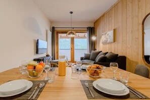 Dining - Wifi, 300m from resort center, balcony, parking, tv, ski locker, 39-46m², Champagny-en-Vanoise (Champagny-en-Vanoise)