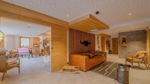 A spacious living area with a wooden sofa, a dining table, and a kitchen in the background. - Wifi, 300m from resort center, balcony, parking, tv, ski locker, 39-46m², Champagny-en-Vanoise (Champagny-en-Vanoise)