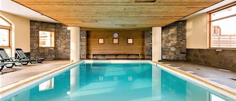 Alberca techada y alberca climatizada