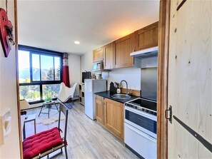 Kühlschrank, Ofen, Wasserkocher mit Kaffee-/Teezubehör