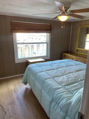 1 bedroom, WiFi, bed sheets - Oceanfront Seasonal home directly on Lemon Bay 1+Bd 1 Bath Bring your boat! (Englewood)