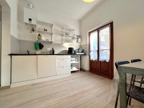 Een microgolfoven, een oven, een kookplaat