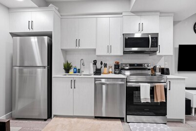 Modern & Cozy 1 Bedroom Suite in SouthWest Calgary - Free Parking + Fast Wifi