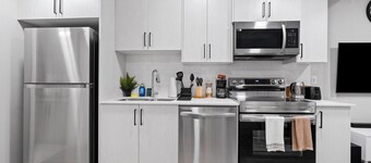 Modern & Cozy 1 Bedroom Suite in SouthWest Calgary - Free Parking + Fast Wifi
