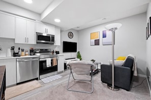 Jääkaappi, mikroaaltouuni, uuni, liesi