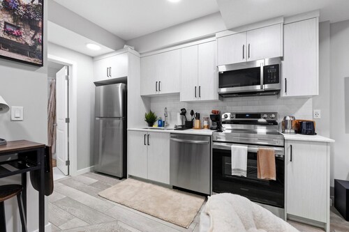 Modern & Cozy 1 Bedroom Suite in SouthWest Calgary - Free Parking + Fast Wifi