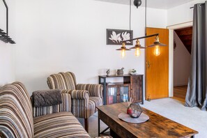 TV - Holiday Apartment 'Ferienhaus Behrends' with Private Terrace and Wi-Fi (Emden)