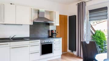 Een koelkast, een oven, een kookplaat, een vaatwasser