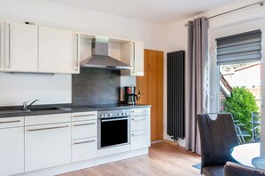 Fridge, oven, stovetop, dishwasher - Holiday Apartment 'Ferienhaus Behrends' with Private Terrace and Wi-Fi (Emden)