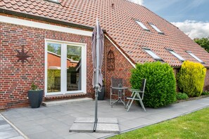 Exterior - Holiday Apartment 'Ferienhaus Behrends' with Private Terrace and Wi-Fi (Emden)