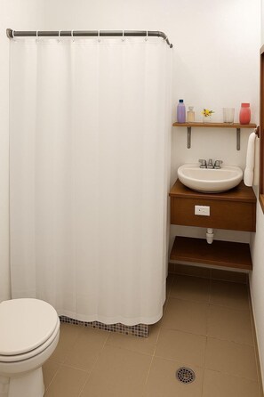 Deluxe Apartment | Bathroom