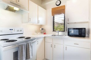 Studio Suite, 1 Queen Bed, Balcony (Kona Bali Kai 362) | Private kitchen | Fridge, microwave, oven, stovetop
