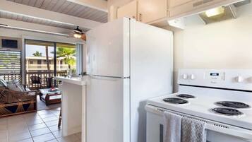 Studio, 1 Queen Bed, Balcony (Kona Bali Kai 362) | Private kitchen | Fridge, microwave, oven, cookware/dishes/utensils
