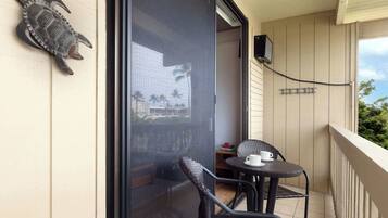 Studio, 1 Queen Bed, Balcony (Kona Bali Kai 362) | Outdoor dining