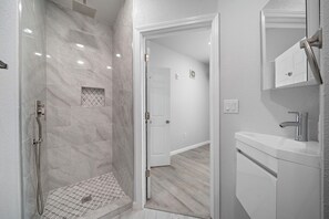 Shower, towels, soap, toilet paper - Stunning Beachfront Penthouse with Breathtaking Ocean Views (Galveston)