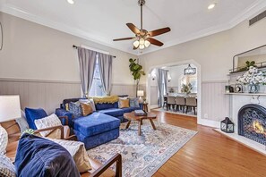 Smart TV, chimenea, libros y biblioteca musical 