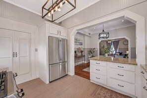 Interior - Lafitte's Lookout-Heated Pool/Hot Tub/Fire Pit/BBQ (Galveston)