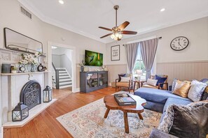 Smart TV, fireplace, books, music library - Lafitte's Lookout-Heated Pool/Hot Tub/Fire Pit/BBQ (Galveston)