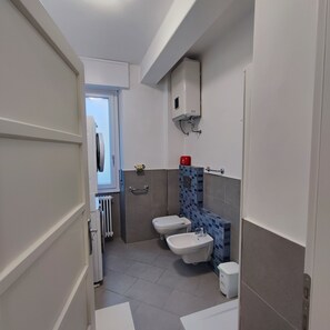 Shower, free toiletries, hair dryer, bidet - Stella Apartment (Sondrio)