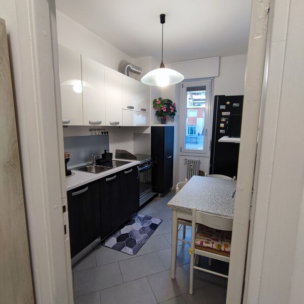 Fridge, oven, stovetop, dishwasher