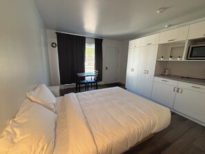 Double Room, 1 Double Bed | Free WiFi, bed sheets - Hébergements ASLC (Baie-Comeau)