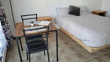 Chambre double, 1 grand lit | Accès au Wi-Fi (inclus), literie fournie