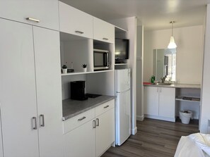 Studio, 1 giường đôi | Phòng tắm | Vòi sen/bồn tắm kết hợp, khăn tắm