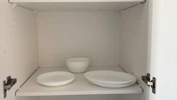 Estudio, 1 cama matrimonial | Cocina privada | Refrigerador con congelador y cafetera y tetera