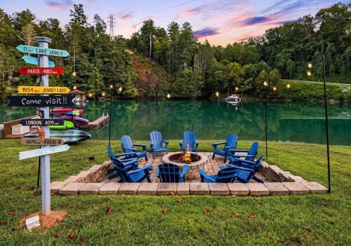 Lakefront Home, Hot tub, Fire Pit, Game Room, & Movie Room!