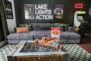 Games room - Lakefront Home, Hot tub, Fire Pit, Game Room, & Movie Room! (Marion)