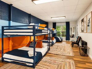 Desk, travel cot, WiFi, bed sheets - Lakefront Home, Hot tub, Fire Pit, Game Room, & Movie Room! (Marion)
