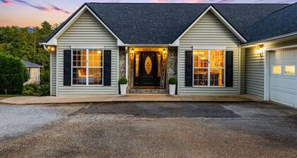 Lakefront Home, Hot tub, Fire Pit, Games, & Movie Room!