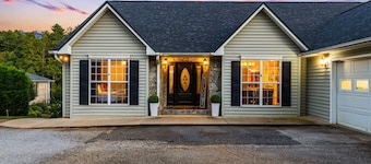 Lakefront Home, Hot tub, Fire Pit, Games, & Movie Room!