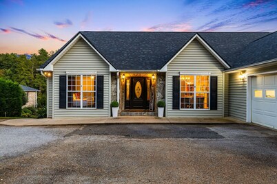 Lakefront Home, Hot tub, Fire Pit, Games, & Movie Room!