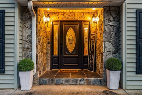 Lakefront Home, Hot tub, Fire Pit, Game Room, & Movie Room!