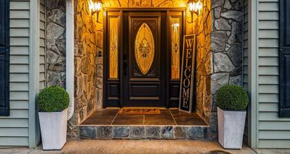 Lakefront Home, Hot tub, Fire Pit, Game Room, & Movie Room!