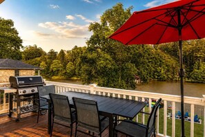 Outdoor dining - Lakefront Home, Hot tub, Fire Pit, Game Room, & Movie Room! (Marion)