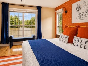 Desk, travel cot, WiFi, bed sheets