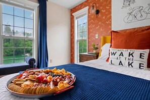 5 bedrooms, desk, travel crib, WiFi
