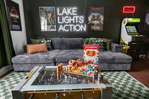 Game room - Lakefront Home, Hot tub, Fire Pit, Game Room, & Movie Room! (Marion)