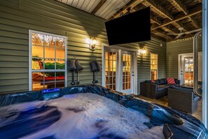 Indoor spa tub