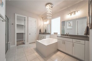 Douche, séchoir à cheveux, serviettes fournies, savon