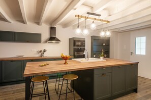 Réfrigérateur, micro-ondes, four, lave-vaisselle