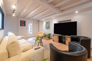 Télévision, chaîne hi-fi