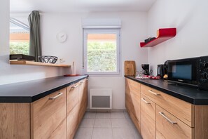 Réfrigérateur, micro-ondes, lave-vaisselle, cafetière/bouilloire