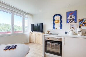 ثلاجة، ميكروويف، ماكينة لصنع القهوة/الشاي، مستلزمات طهي/أطباق/أوعية