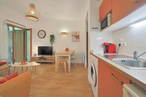 Réfrigérateur, four à micro-ondes, cafetière-théière, grille-pain